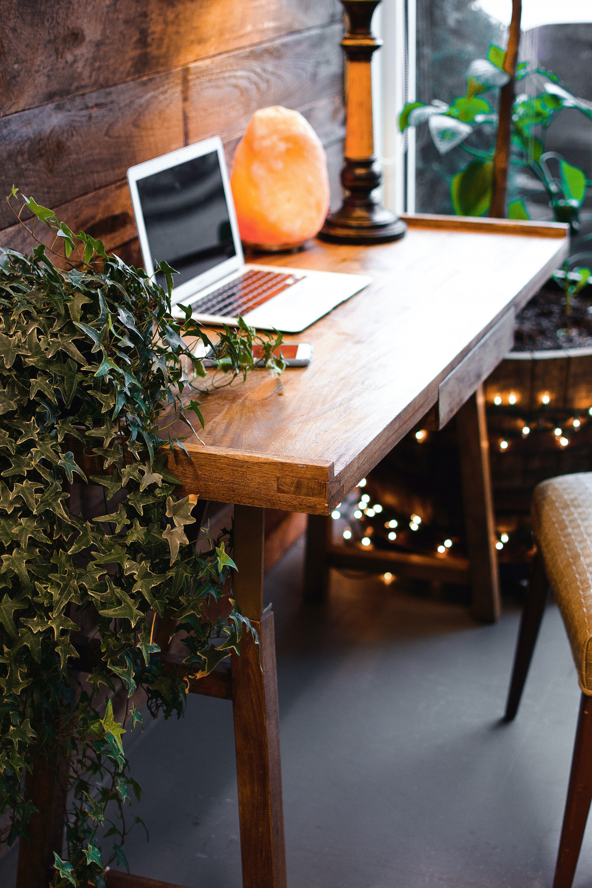 Himalayan salt lamp can add some spark to the corner office within your home