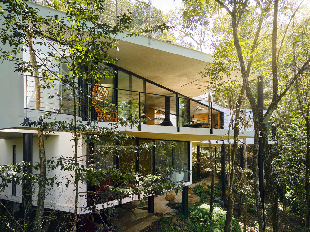 Açucena House in Condomínio Arvoredo, Brazil by Tetro