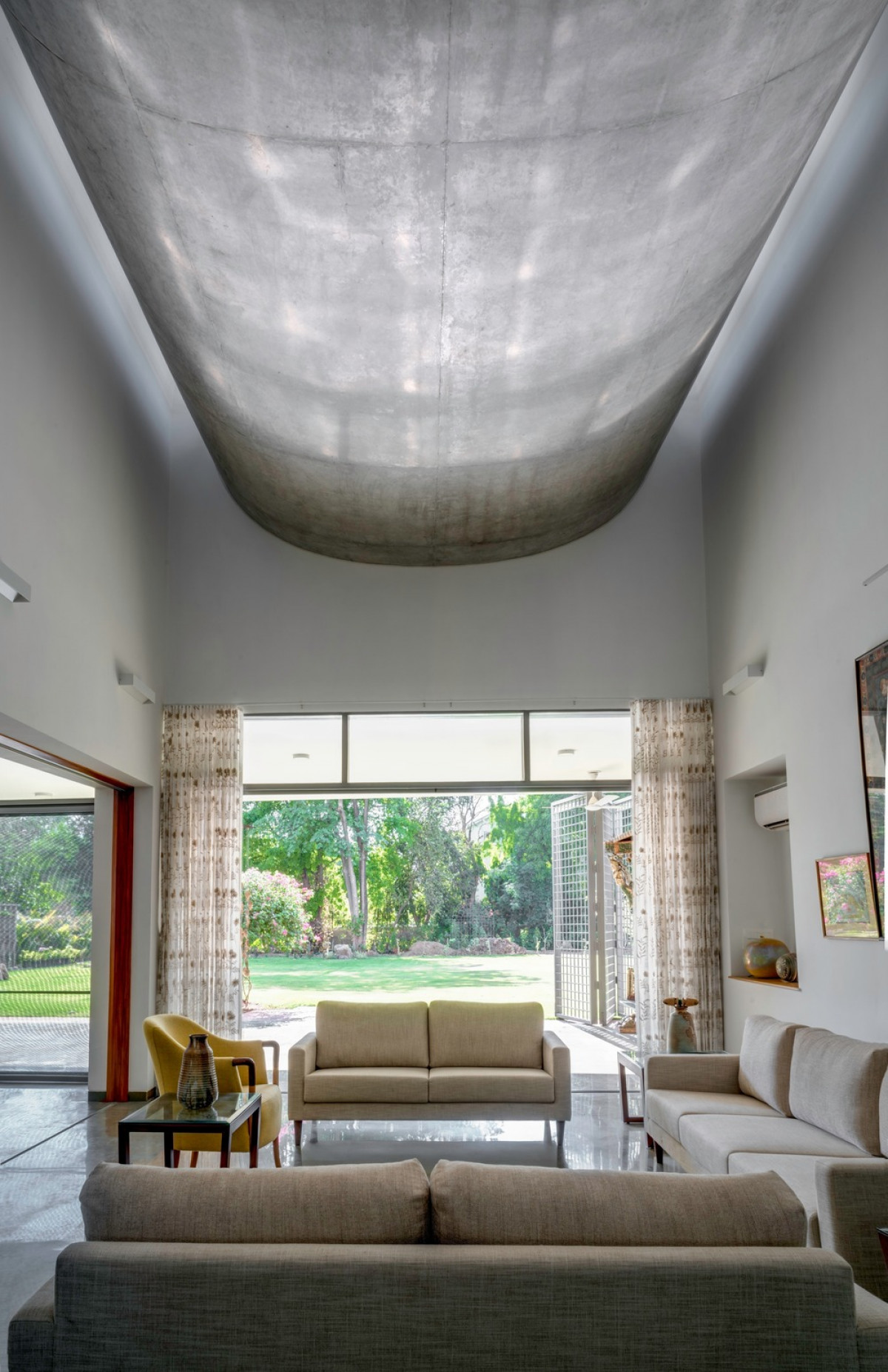 Inverted exposed RC Vault overlooking the west-facing veranda from the living | Photo credit: Fabien Charuau