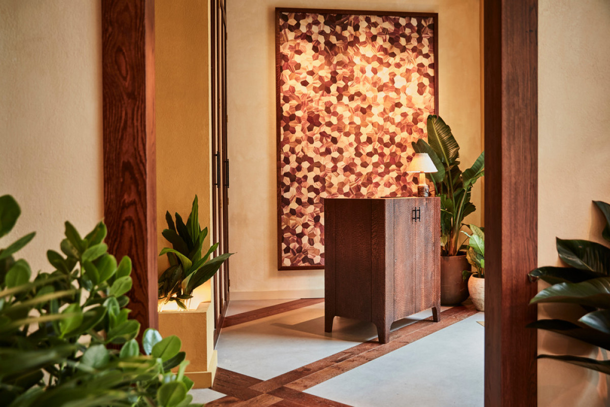 Entrance - chiselled oak desk and Fernando Laposse artwork | Photo credit: Charlie Mckay