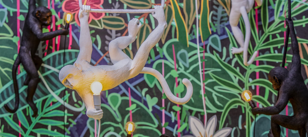 A crazy and crafty family. Monkey lamps have a strong theatrical impact in which art, design and the world of nature blend together creating magical products. The perfect scenography for your home.