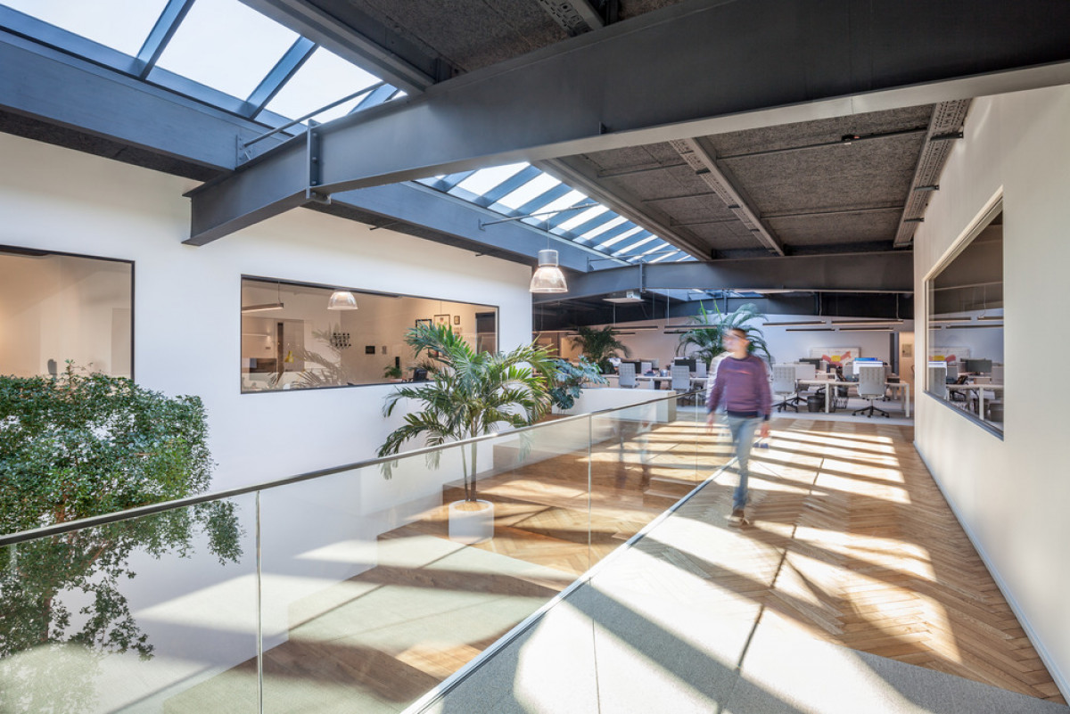  Metaform architects chose a simple material palette including pure white walls, grey steel beams and oak floor panelling. Photo credit: Steve Troes Fotodesign 