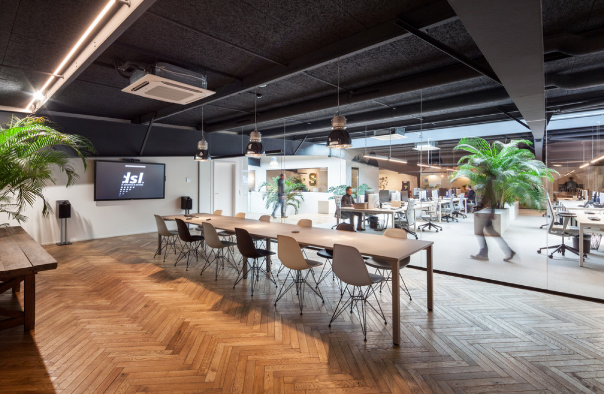  The building contains 1.950 square metres of office space including meeting rooms, open plan offices and more. Photo credit: Steve Troes Fotodesign 