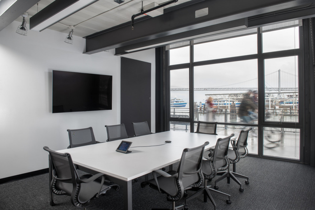 MSG Entertainment: William Duff Architects (WDA) reconnected interior spaces with each other, and to the views of the San Francisco Bay and skyline. Conference rooms feature carpet tile for better acoustic attenuation. Photo credit: Patrik Argast 