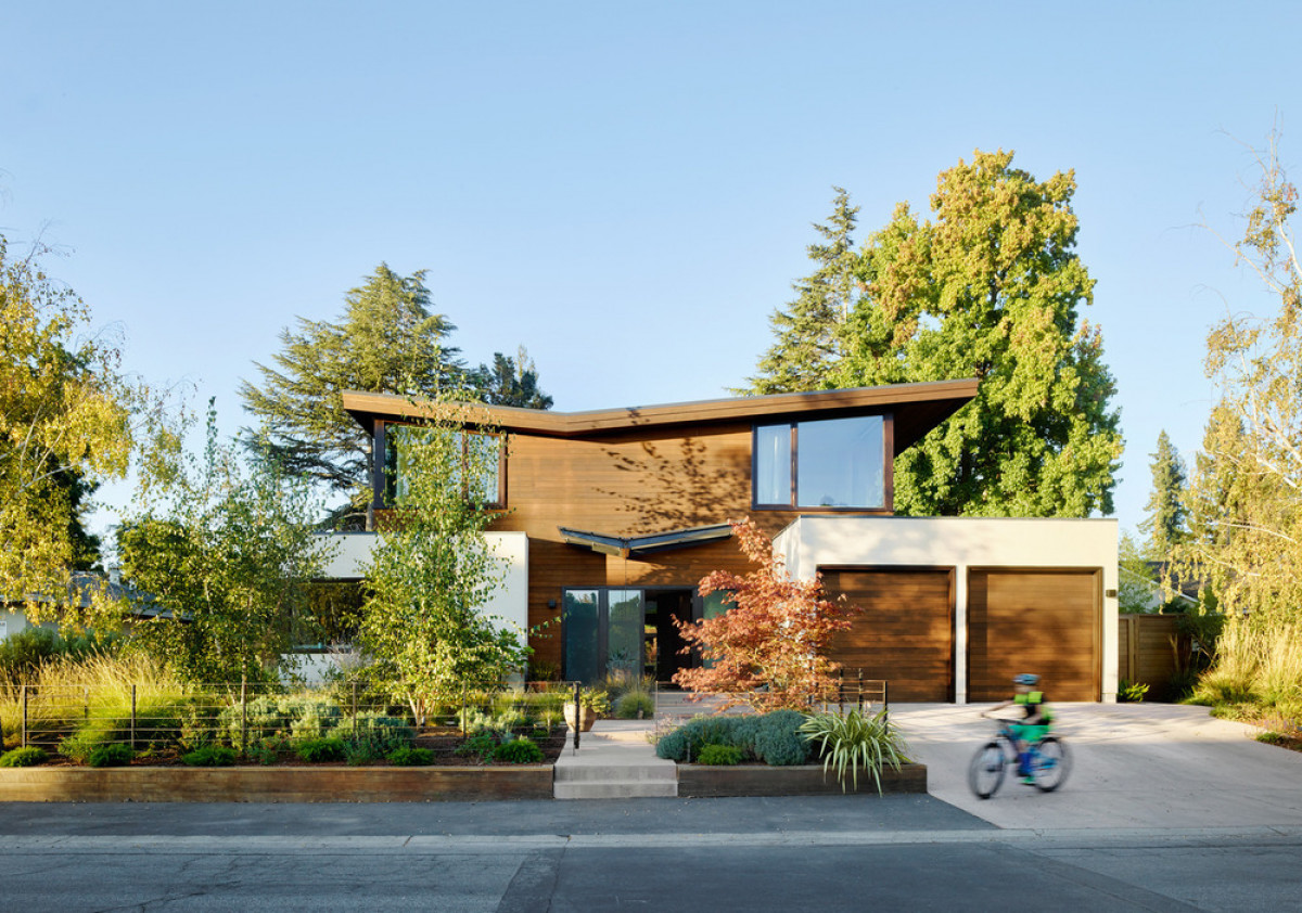   Butterfly House: Designed by William Duff Architects (WDA), this three-level house features a butterfly roof with an asymmetrical wing span—making the structure distinctive, while conveying an expressive energy. Photo credit: Matthew Millman 