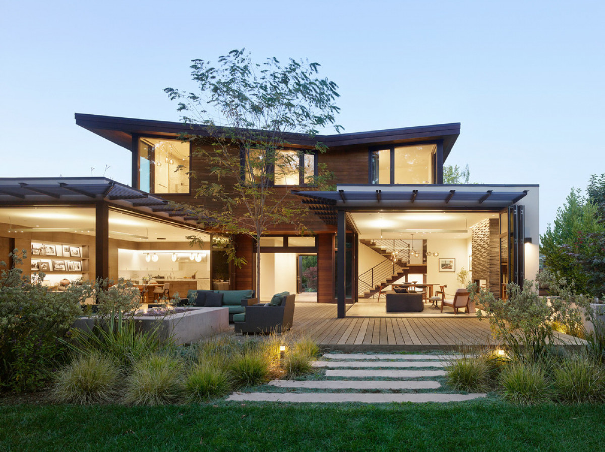   Butterfly House: Indoor spaces and outdoor areas converge at the courtyard of this house designed to foster a sense of community, and to create a feeling of expansiveness. Photo credit: Matthew Millman 