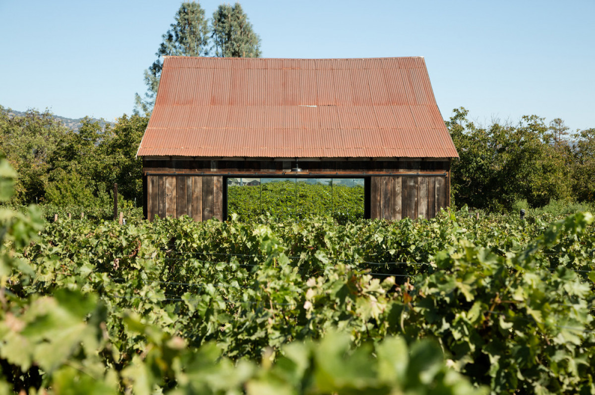   Big Ranch Road: Inspired by a contemplation on light, William Duff Architects (WDA) transformed a century-old former hay barn into an object of art—a one-of-a-kind architecture commission by adventurous clients who are noted art patrons, philanthropists