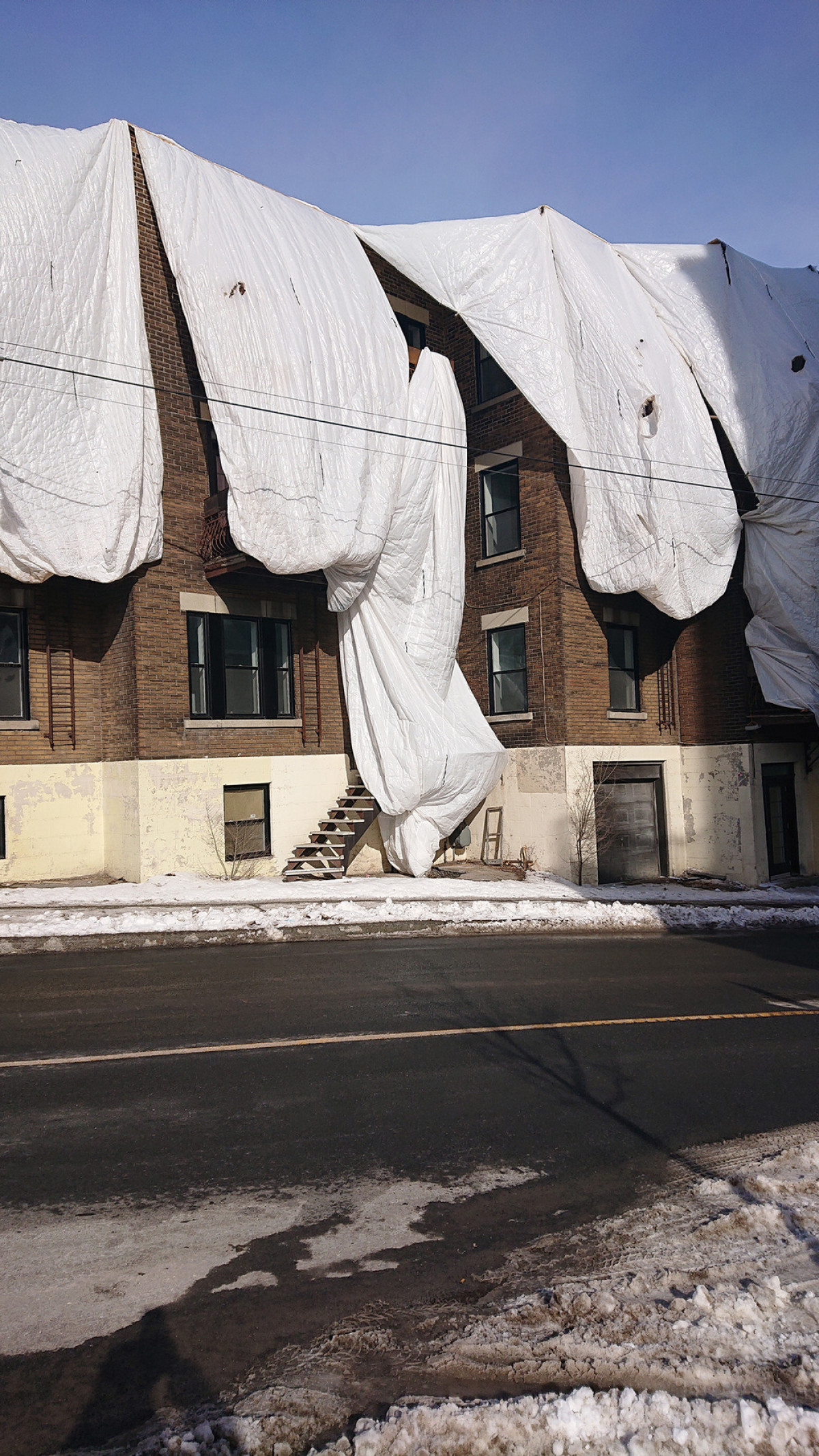  Il faut laver son linge en famille - Photo credit: Howard Davies 