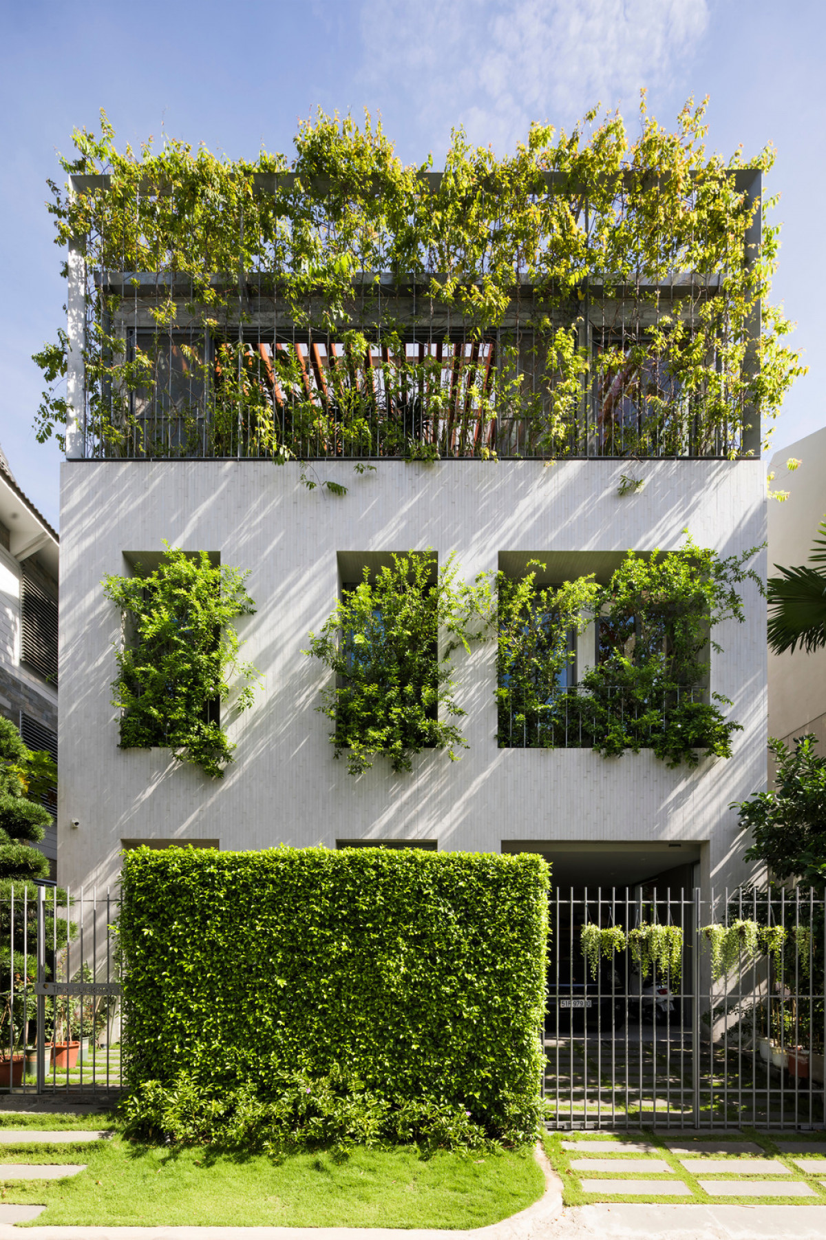 Stepping Park House by VTN Architects (Vo Trong Nghia Architects). Photo credit: Hiroyuki Oki