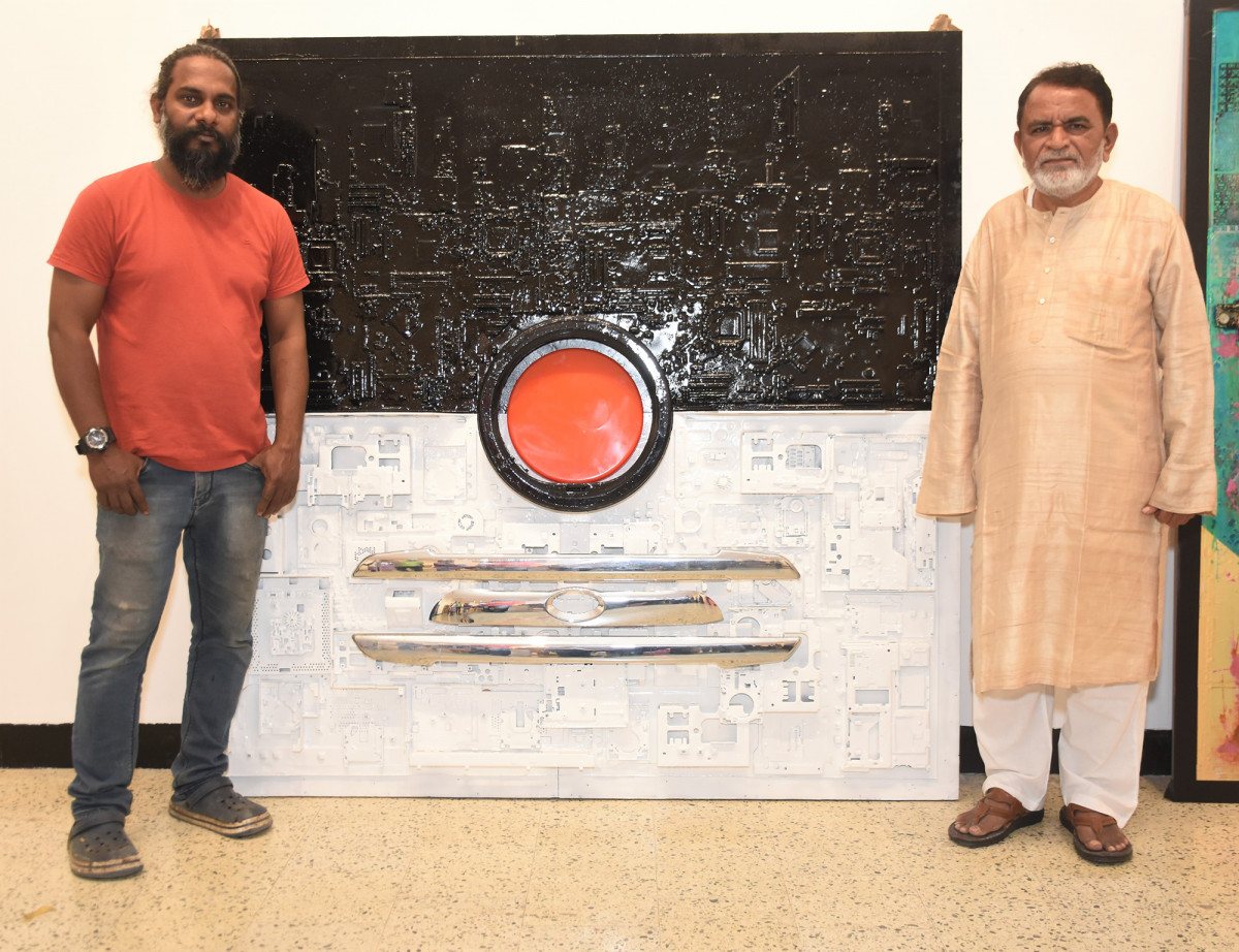 Haribaabu Naatesan and Uttam Pacharne at the inauguration of award-winning artist Haribaabu Naatesan's show 'Irreversible 2.0 - Obsoleteness is Mukti'