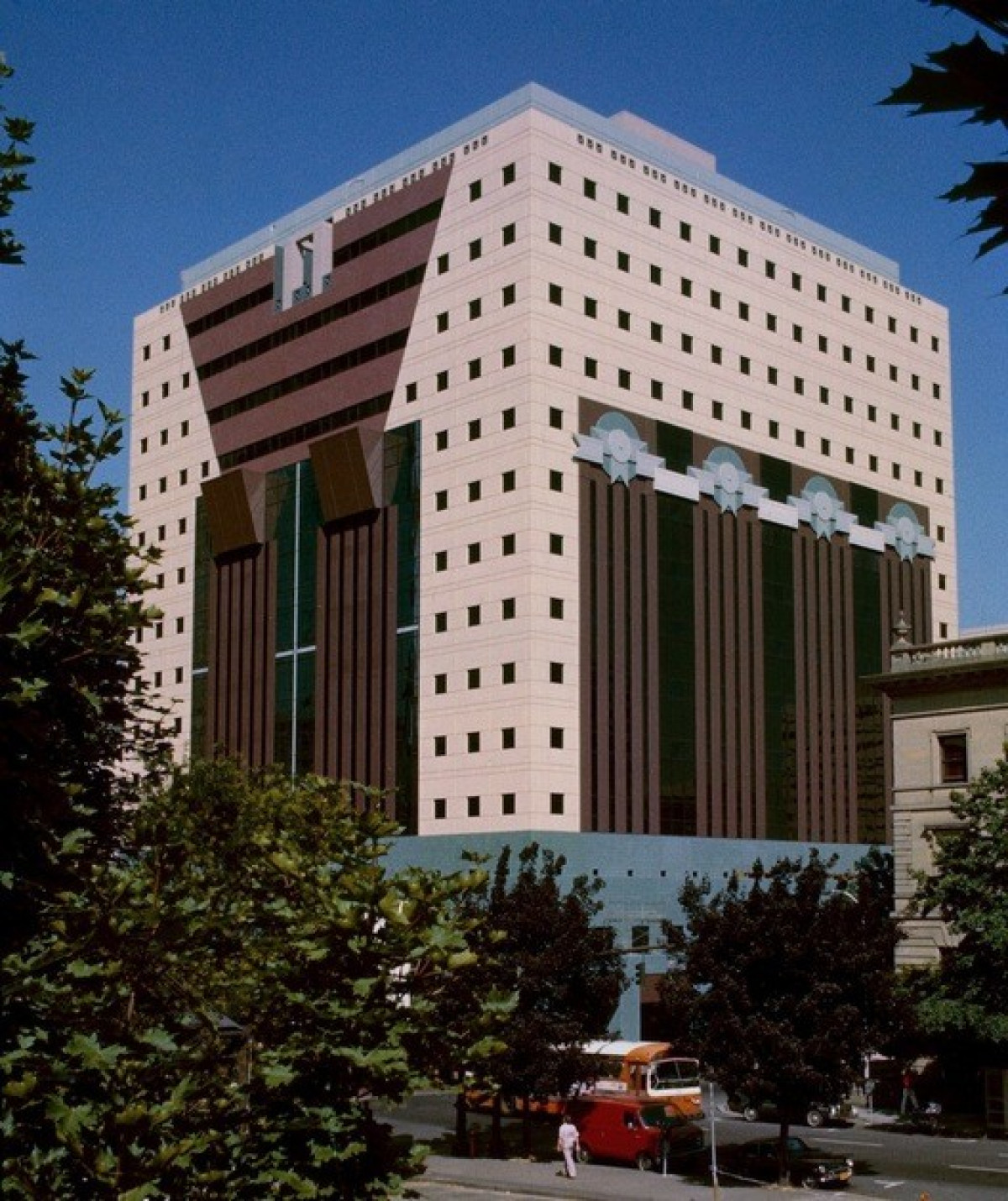 Portland Building (1982). Image © Wikimedia user Steve Morgan