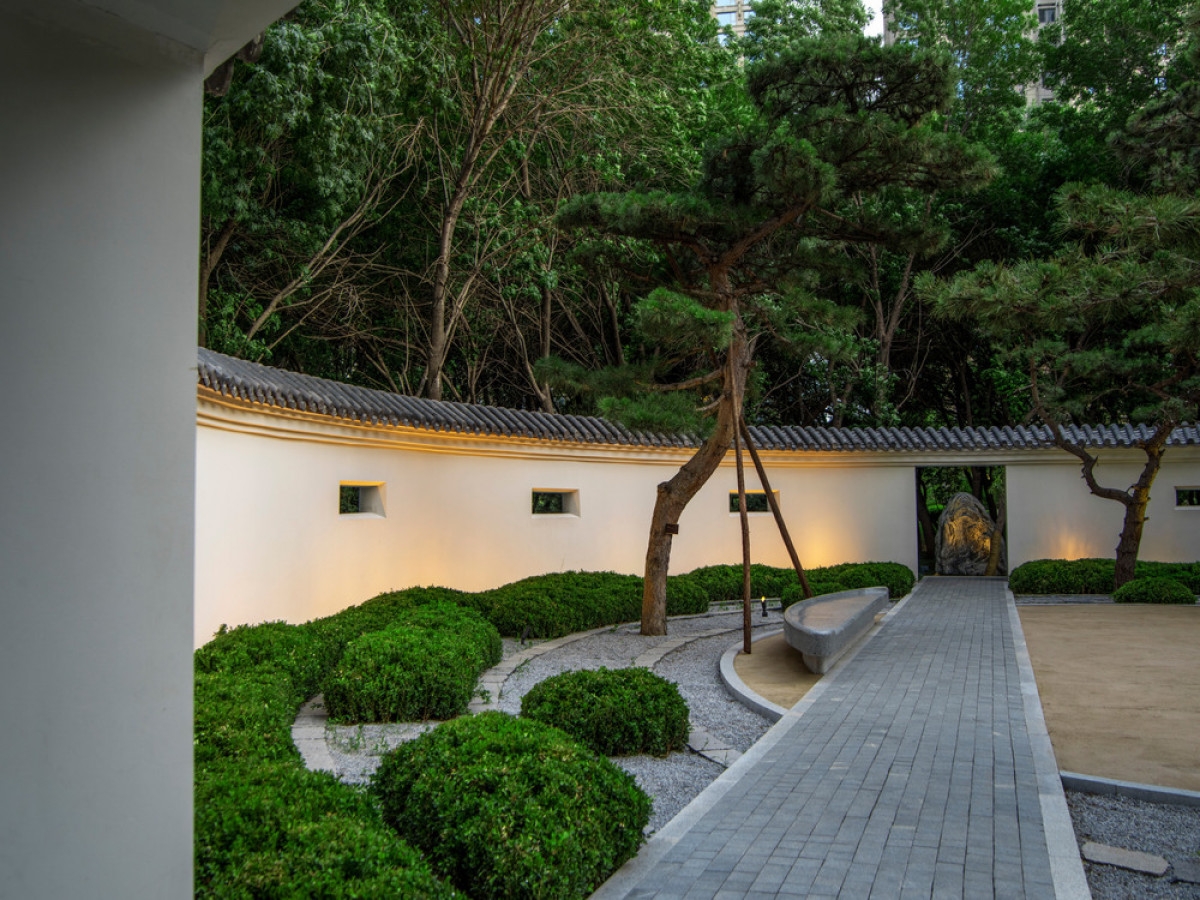 The winter garden is a small multifunction space, used for parties, events, or tea ceremonies. The space is occupied by sculptural pines which appear to be dancing together in the space. In the winter season, the austere garden comes to life when snow per