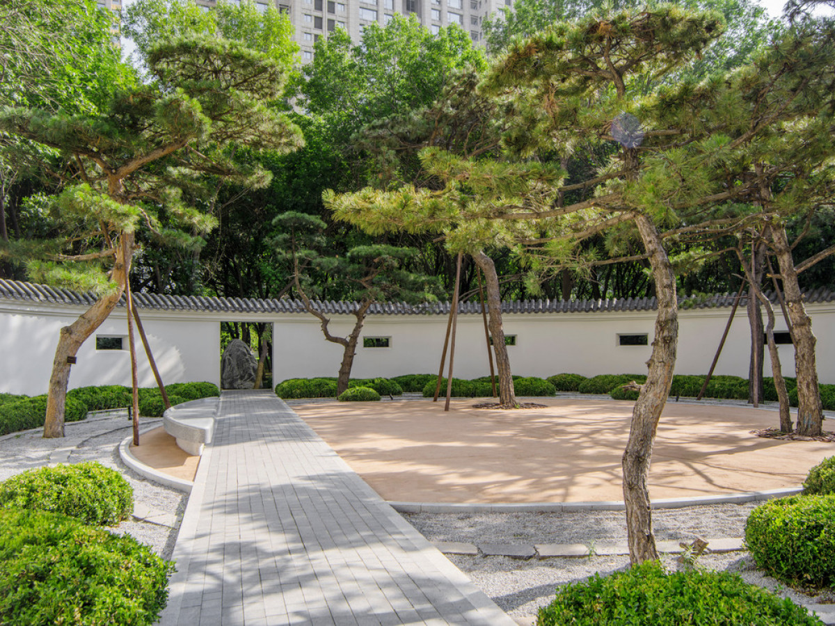 The winter garden is a small multifunction space, used for parties, events, or tea ceremonies. The space is occupied by sculptural pines which appear to be dancing together in the space. In the winter season, the austere garden comes to life when snow per