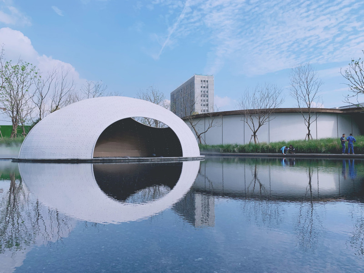From a distance, the pavilion harmonizes with its surroundings during the day. Photo credit: Photo by Yihao Hu, XISUI Design
