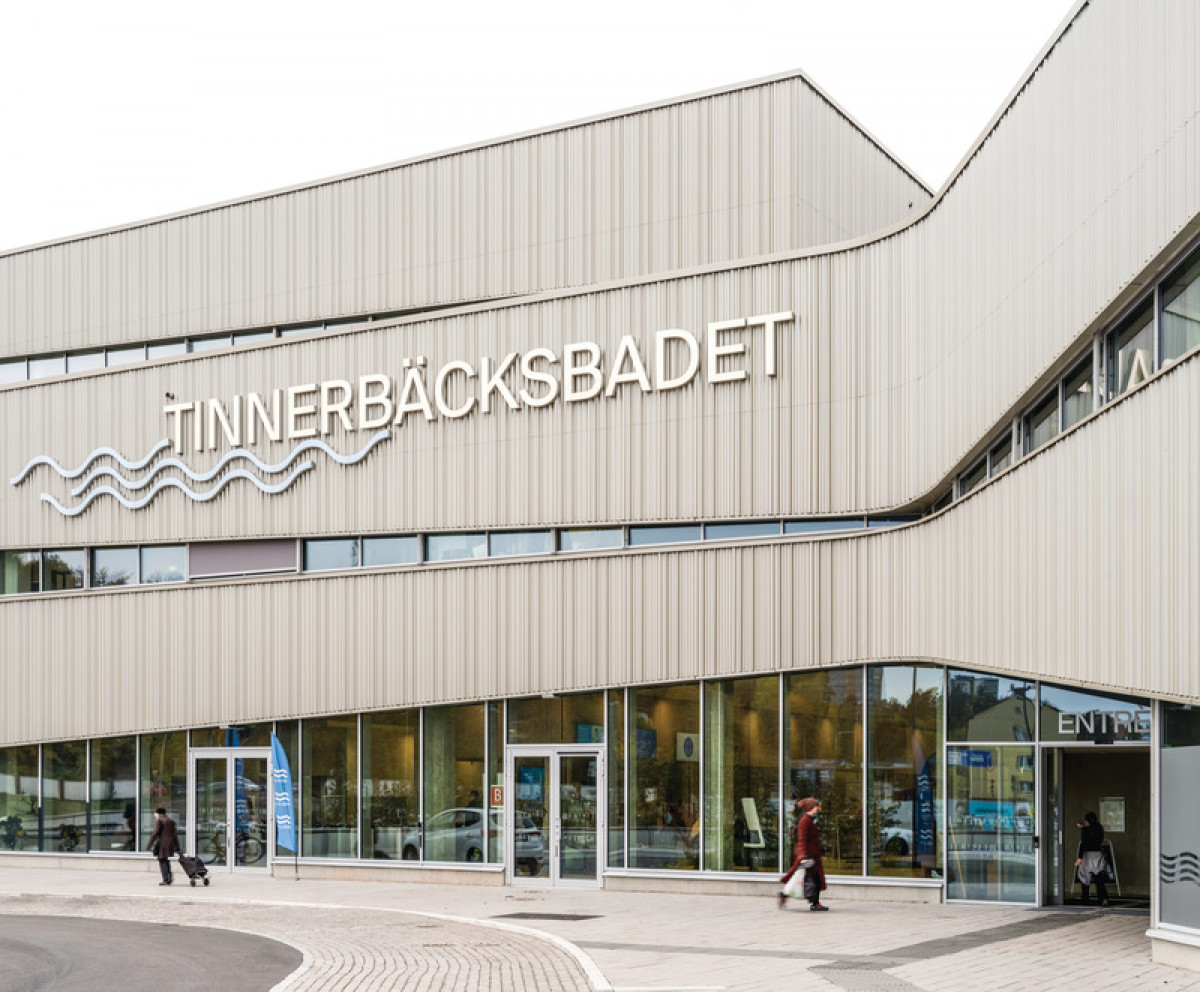 The maiPhoto credit: agrob-buchtal.de / Foto: ©Rasmus Hjortshojn entrance to the new Tinnerbäcksbadet offers direct access to the fitness and wellness areas with whirlpool, steam bath, sauna and relaxation pool on the ground floor. Photo credit: agrob-buc